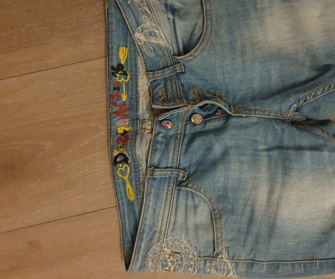 Desigual jeans strl 26. Nypris 1700. Säljes för 499kr.