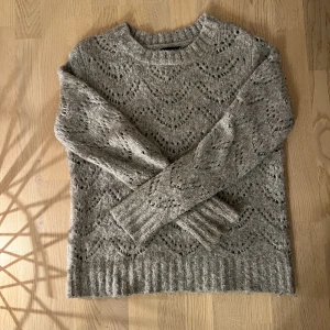 Stickad grå tröja  - Säljer denna sjukt snygga tröja då den tyvärr inte kommer till användning längre💕 Priset kan diskuteras😊