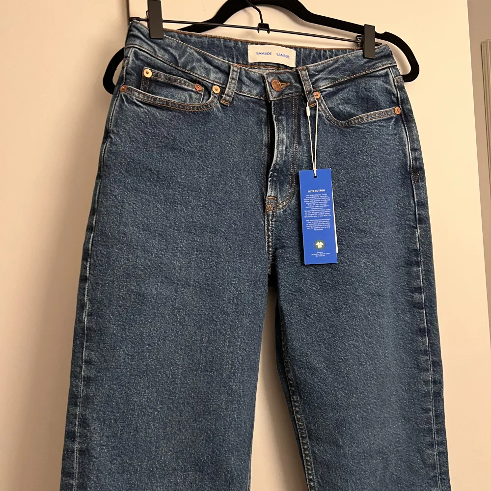 Super snygg jeans i mörk tvätt, raka med och medel låg midja   Köpta för 1500kr, helt oanvända, prislapp kvar . Jeans & Byxor.