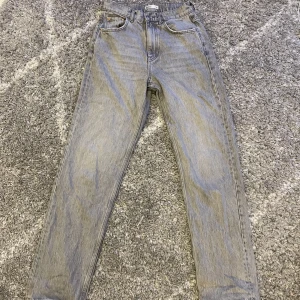 Jeans - Gråa jeans från Gina. Dom är i bra skick. Skriv privat för funderingar.💗