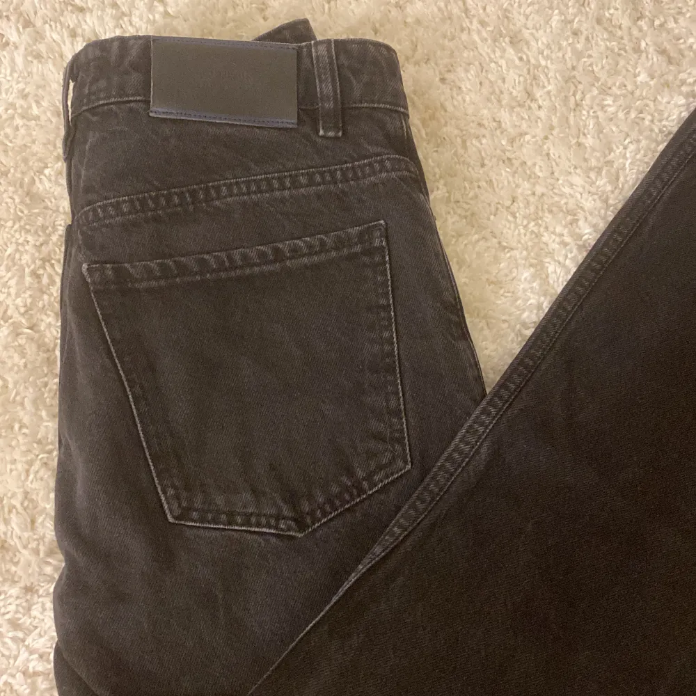 Svarta, lite baggie jeans från jeansbolaget!, sitter som en smeekk för dig som är 160! . Jeans & Byxor.