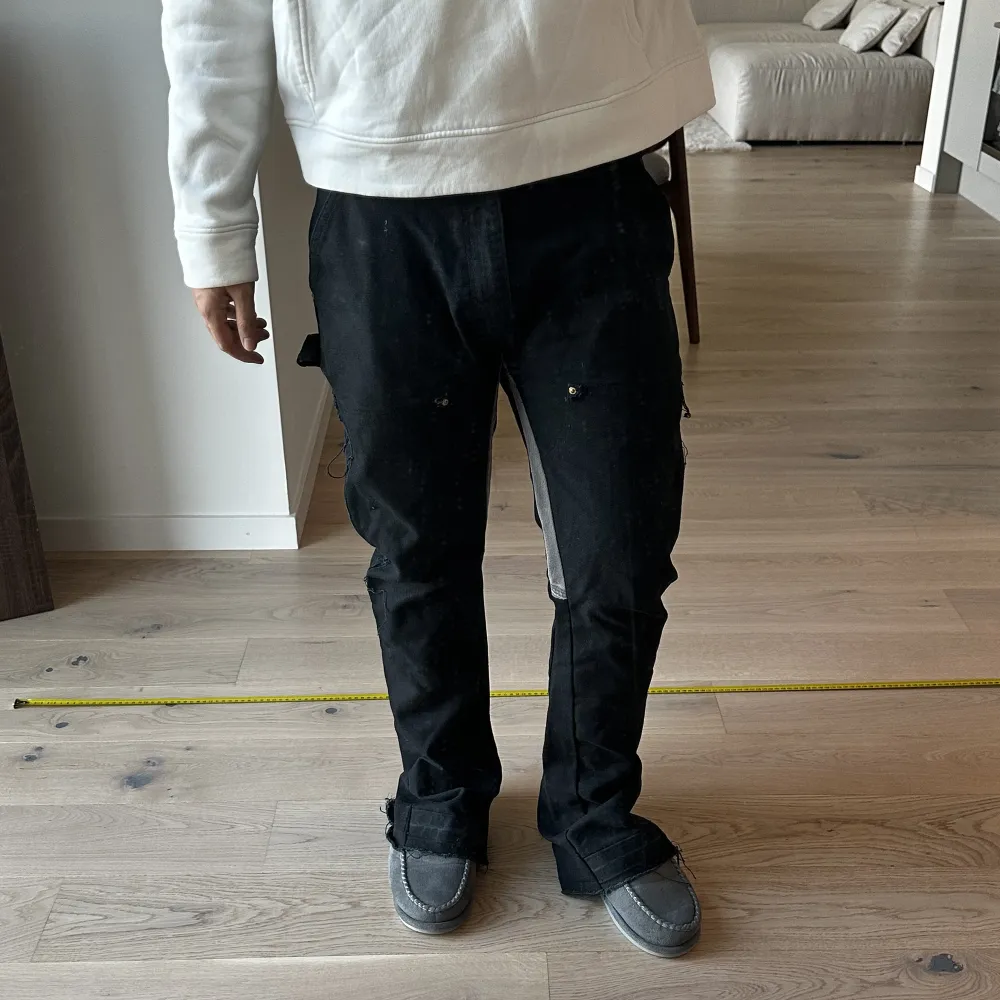 Reworked Carhartt Doubleknee med flare och extra grå detals vid insida lår. Storlek W30 L32. Mörk blå svart färg. Jeans & Byxor.