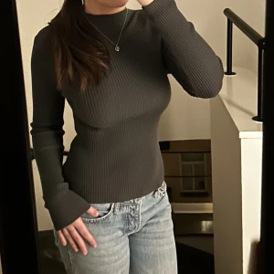 LÅNGÄRMAD TRÖJA💗 - En ribbad långärmad grå/svart tröja som inte kommer till användning, knappt använd💗🤟🤠