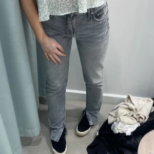 Zara slit jeans  - Fina grå jeans från zara med slits 😍Sitter superbra på mig som är 170 och vanligtvis har storlek XS/S 💞Säljer för att de inte längre kommer till användning. Mycket fint skick!!! Skriv för intresse, frågor osv 😊