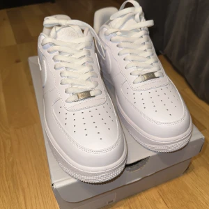 Air force 1  - Ett par air forces som är nästan helt nya, använd bara en gång inomhus då det syns på undersidan av skorna annars så är skorn helt ny. 