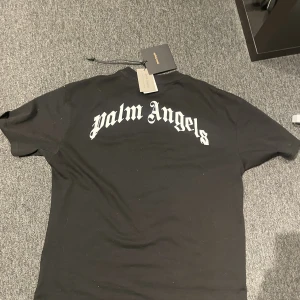 Palm angels t-shirt - Säljer nu min otroligt fina Palm angels t-shirt då jag är i behov av pengar. Köpte för 3000 på nk för 3 månader sen. Den har knappast blivit använd då jag har varit väldigt rädd om den. Kan gå ner lite i pris vid snabb affär 