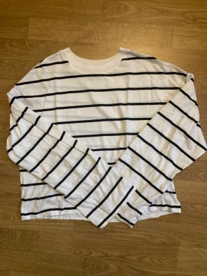 Långärmad tröja  - Säljer denna långärmade tröjan med vida ärmar från Gina tricot då den inte kommer till användning längre ❤️ Använd kanske 3 gånger så i väldigt bra skick! Den är absolut inte så genomskinlig som den ser ut på bilden, hade inga problem med det