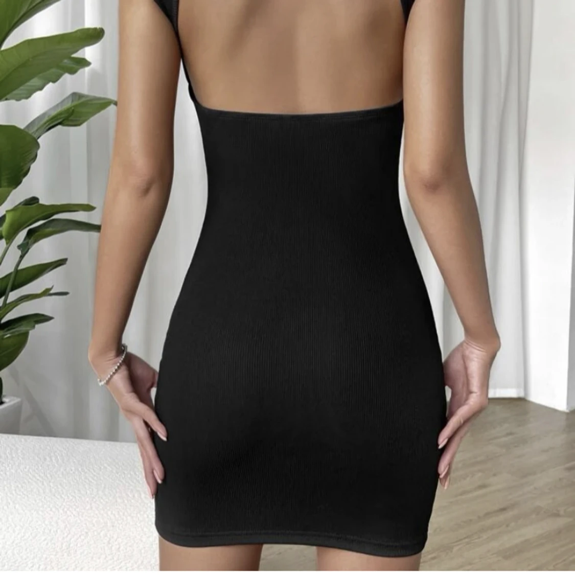 Svart klänning med öppen rygg - 90