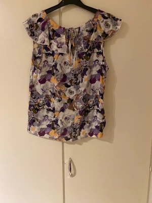 Bloomig blus - Har aldrig haft på mig den, prislappen är fortfarande på