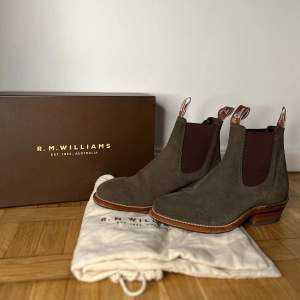 Helt oanvända R.M Williams känga i modell ”Yearling Boot”, färg Khaki, storlek 38.5. Nypris 4995kr. Kommer med box och tygpåsar. 