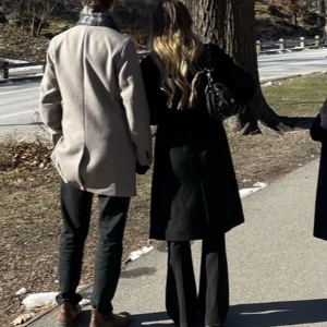 Svart midikappa - Perfekt svart midikappa från vila. Pris kan alltid diskuteras 🌟🫶🏻