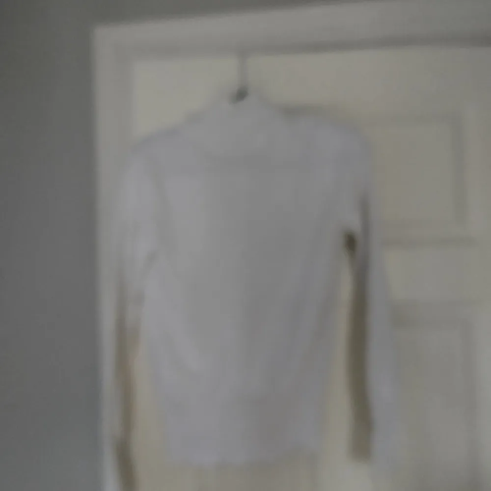 Snygg vit full zip från Gant helt utan defekter, perfekt till vintern❄️ Han på bilden är 176 cm, skicka gärna prisförslag!. Tröjor & Koftor.