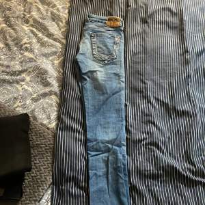 Säljer mina lågmidjade skinnyjeans med märket 