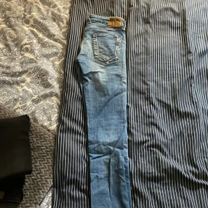  lågmidjade skinnyjeans  "replay blue jeans" - Säljer mina lågmidjade skinnyjeans med märket "replay blue jeans" kontakta om pris st 24/30