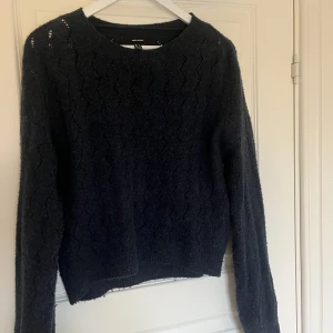 Mörkblå stickad tröja - Blå stickad med strukturer. Köpt från zalando, märke vero moda. Super fin men kommer ej till användning. Storlek s🌸