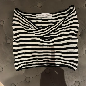Tubtopp från bershka - Svart vit tubtopp från bershka. I jättebra skick och knappt använd.