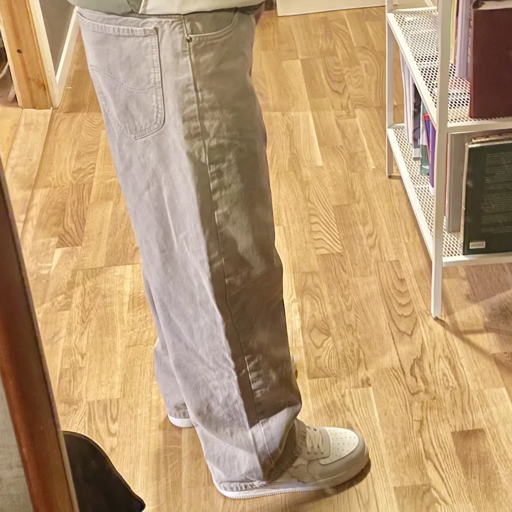 Supersnygga ljusbruna/beige färgade jeans från kollektionen mellan lee och weekday. Just nu så ligger dom bara och tar plats och väntar på att bli använda.  Kan fraktas eller mötas upp i Västerås. Jeans & Byxor.