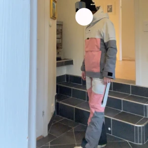 Skidställ Montec - Jätte snyggt skidställ där både skidbyxor och jacka ingår. Perfekt till skidsäsongen som är på ingång. Både byxorna och jackorna har ventilations dragkedjor med nät innanför för att skydda mot snö, samt snölås. Nypris: 4200 kr⚡️⛷️