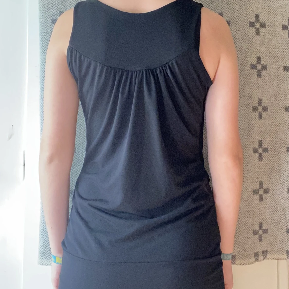 Kort Svart Klänning m. Silverdetaljer - 90