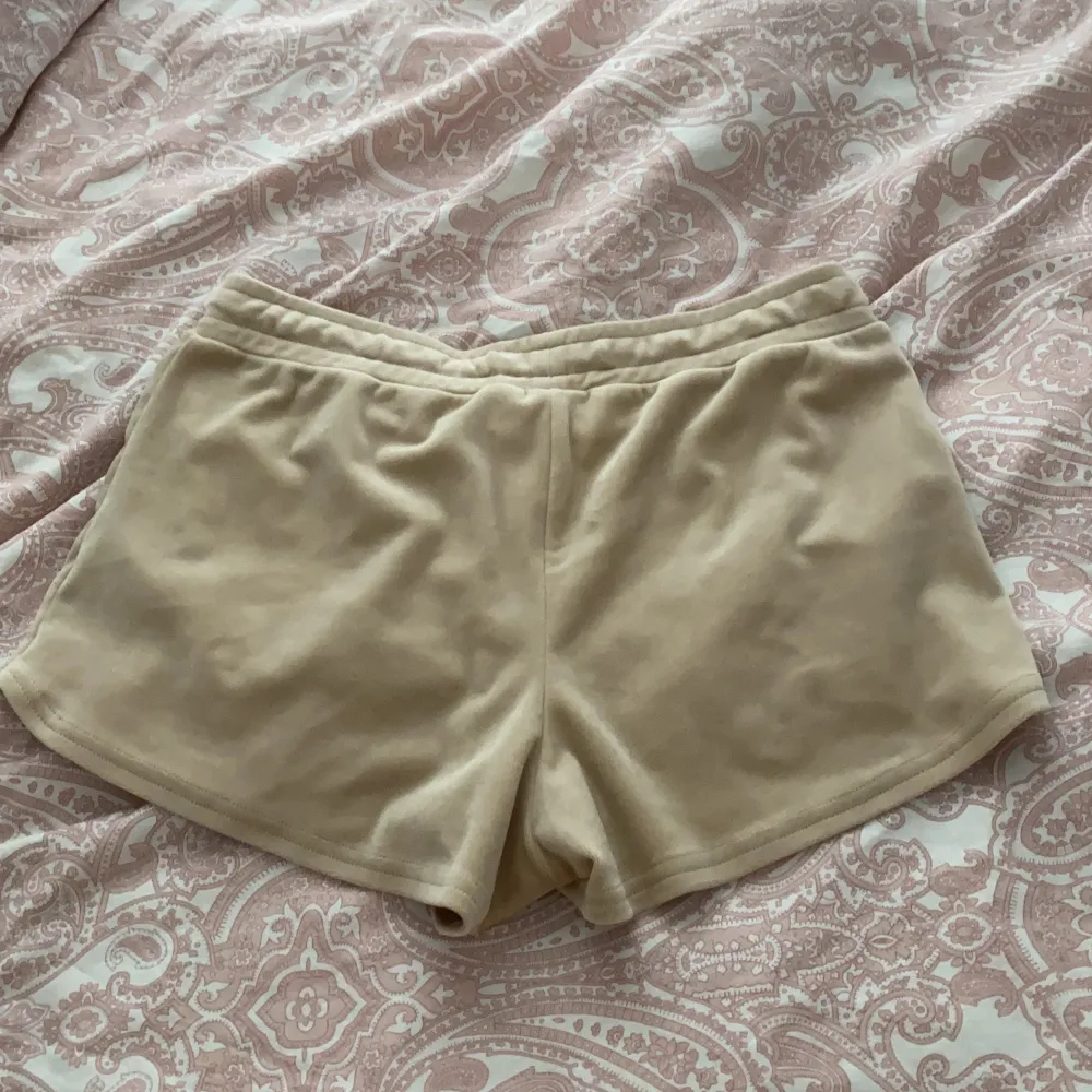 Supersköna beiga velour shorts från gina. Kommit till användning endast en gång. De är i jättebra skick. Storlek M. . Shorts.