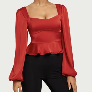 Nelly topp - Otroligt fin topp från nelly i storlek 36. Superskönt material! Går att klä upp denna riktigt snyggt! Säljer då jag för tillfället rensar min garderob.