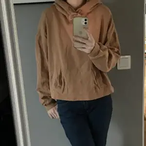 Jätte fin och skön hoodie! Använd men har inga defekter💞 sitter lite overzised på mig som är en xs-s, precis så som man vill ha en hoodie🤩  Vid frågor är det bara att komma privat!💗