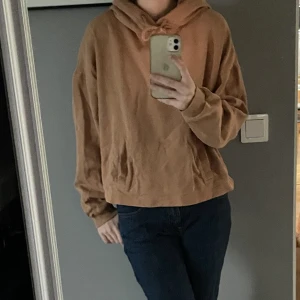 Hoodie - Jätte fin och skön hoodie! Använd men har inga defekter💞 sitter lite overzised på mig som är en xs-s, precis så som man vill ha en hoodie🤩  Vid frågor är det bara att komma privat!💗