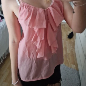 Rosa volangtopp  - En rosa topp från H&M i storlek s 💞