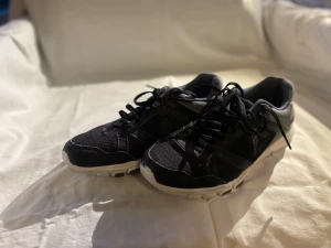 adidas Ultra Boost Winter Rdy - Ett par Adidas Ultra Boost Winter Rdy storlek 42. Sparsamt använda, lätt färgsläpp på kanten av sulan men annars i mycket fint/oanvänt skick!