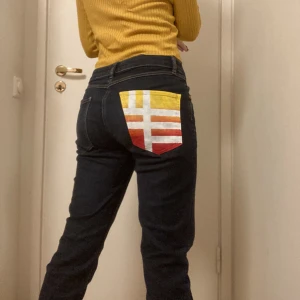 Unika Jeans - Unika jeans med snyggt målad bakficka och brodyr vid fickorna på framsidan ❤️ Jeansen är low waisted, långa i benen och i stretchigt tyg 🙌 Bra kvalitet också!