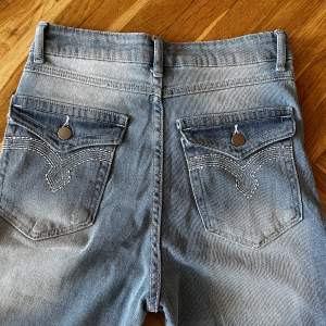 Fina jeans med design på bakfickorna som jag beställde av misstag. Helt nya och oanvända. Strl XS, men de är stretchiga så passar även S.