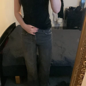 Jeans  - Säljer dessa jeans då dom är förkorta, knappt använda och därav i väldigt bra skick, köpte för 400 och säljer nu för 150🤍 skriv för mer info🫶🏻