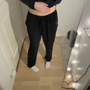 svarta linnebyxor  - Jättefina svarta linnebyxor och jätte fint skick, säljer för att dem inte kommer till användning längre💕