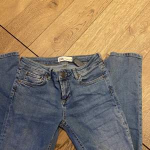Low waist bootcut jeans från zara. Säljer då de är förkorta på mig som är 168. Skirv gärna för fler bilder!!