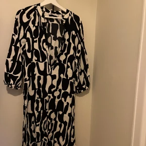 Långklänning Zara - Knappt använd. Lång (går nästan ner till marken på mig, 162). Nypris 499kr