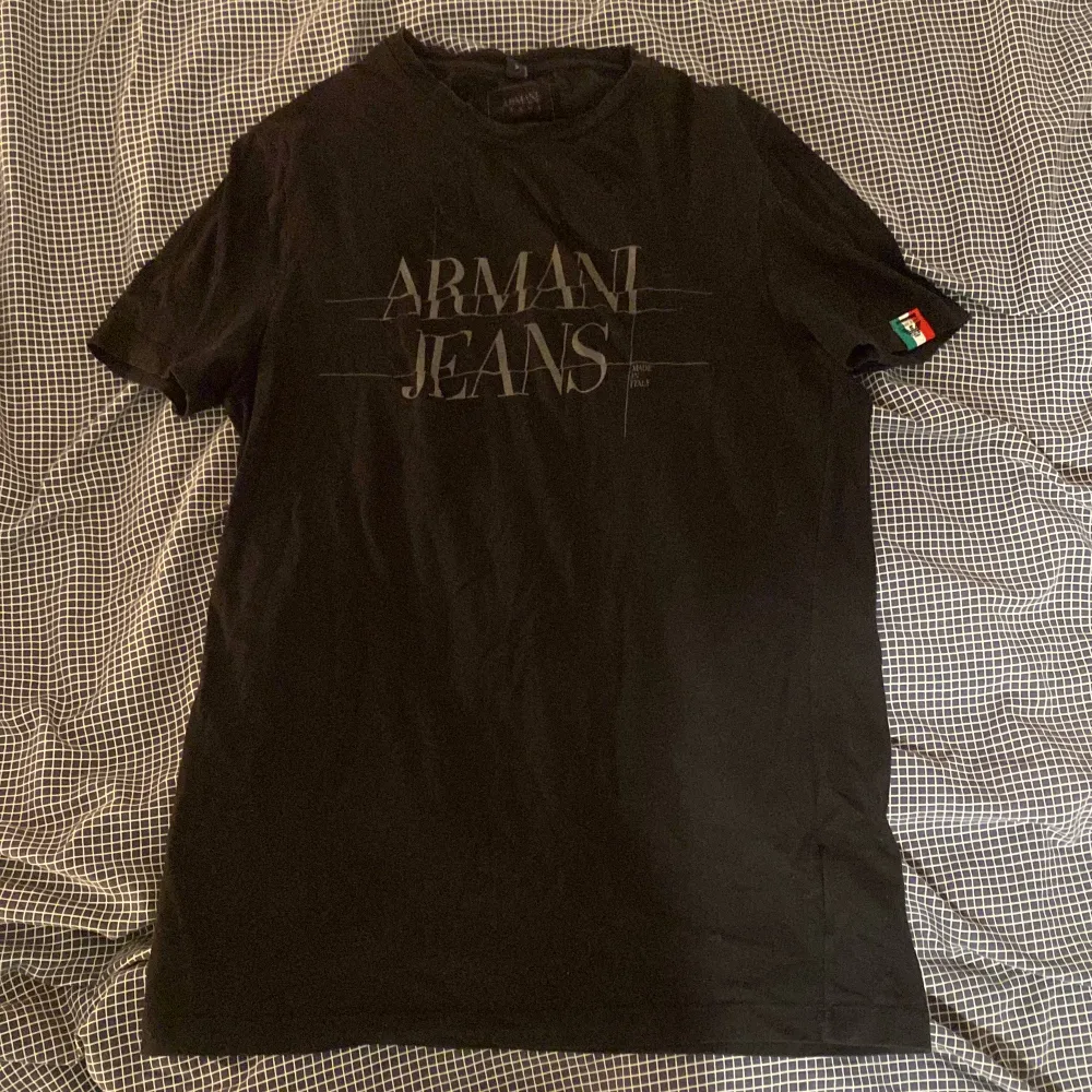 Armani T-shirt storlek S. T-shirts.