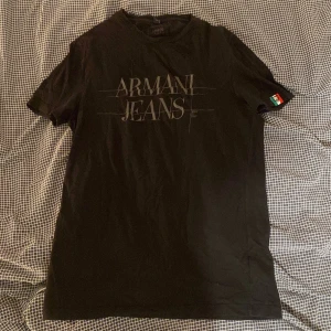 Armani T-shirt  - Armani T-shirt storlek S