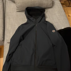 Jacka Colmar Originals - Mörkblå/navy höst- och vårjacka från Colmar Originals. Sparsamt använd, mycket bra skick. Säljes pga för stor. Storlek 58 (sitter ungefär som en XL). Inköpt på Johnells i Norrköping.