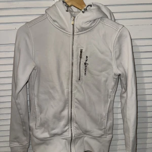 sailracing zip - skriv för mer information, det är storlek xs men passar S också. nypris 1500kr. pris går att diskutera