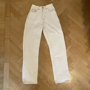 Off white mom-jeans med kontrasterande sömmar. 