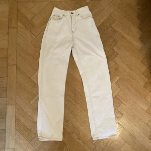 Vita Jeans - Off white mom-jeans med kontrasterande sömmar. 