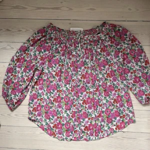 Blommig blus  - Blus från abercrombie & fitch storlek xs