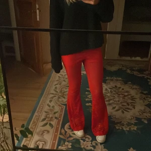 Spets byxor  - Röda byxor i spets, helt nya lappen sitter kvar, nypris är 699kr. Innebenslängden är 84-85cm! Skulle säga att dom passar någon mellan 162-170❤️dom går även att sprätta eller sy upp