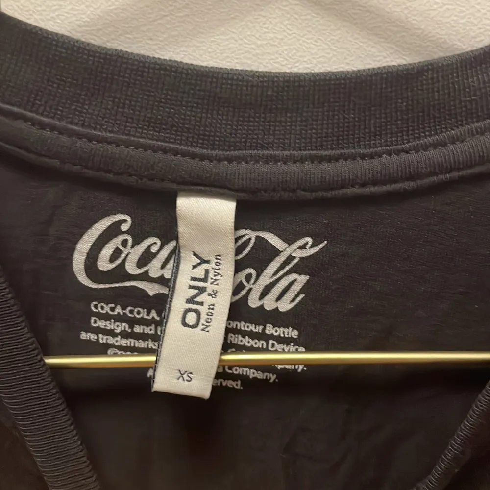 Skit cool coca cola tröja i storlek xs, tröjan är oversize. . T-shirts.