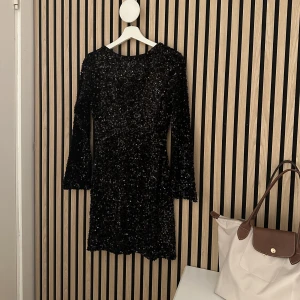 Paljettklänning Med Djupringad Rygg - Storlek Xs, Nyskick- aldrig blivit använd, Nypris 429kr: Säljer för 380kr
