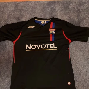 Lyon fotbollströja - En retro Lyon fotbollströja i mycket bra skick!⚽️ Det är Lyon FC tredje tröja från 2007-2008 säsongen. Priset kan diskuteras.