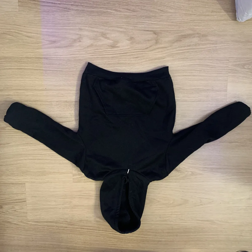 Säljer denna svarta hoodie då den inte används. Den är från shein och är i storlek xs💕💕. Hoodies.