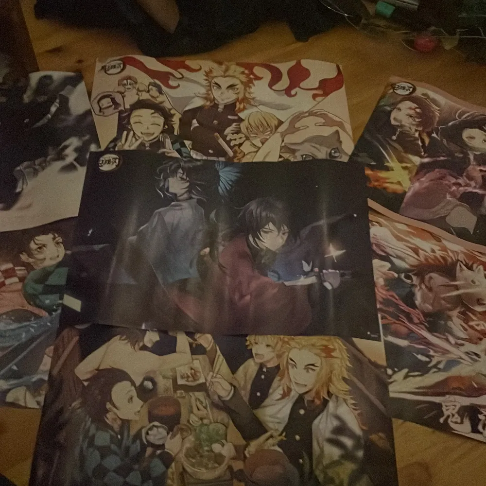 säljer dessa demon slayer posters då jag inte är lika intresserad av det längre! inga tydliga defekter mer än pytte små hål vid vissa kanter som knappt är synliga när jag har satt upp dom. alla är inkluderade!!. Accessoarer.