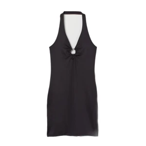 H&m halterneck dress - Kort, tight, klänning i mjukt material med V-ringning som har en dekorativ metallring. i Strl xs, köpare står för frakt🖤