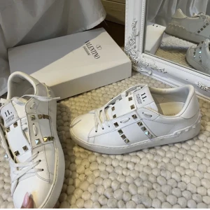 Valentino Garavani - Nya Valentino skor, de har har används mindre än 5 gånger🤍✨ Rockstud med guld nita köpta i Augusti. Självklart äkta vilket man ser tydligt, har box, dust bag äktahetskuvär, extra nit, osv, inte creasade✨kan mötas i Sthlm🩷